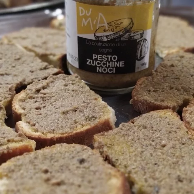Crostini con pesto zucchine e noci