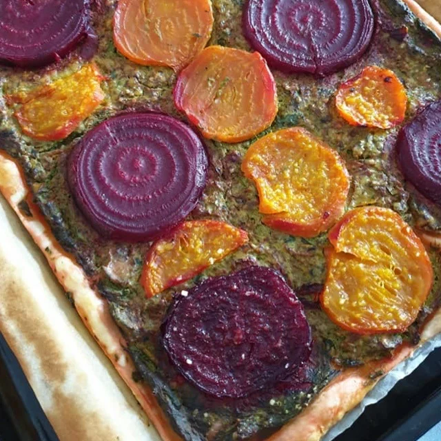 Torta salata con pesto e verdure
